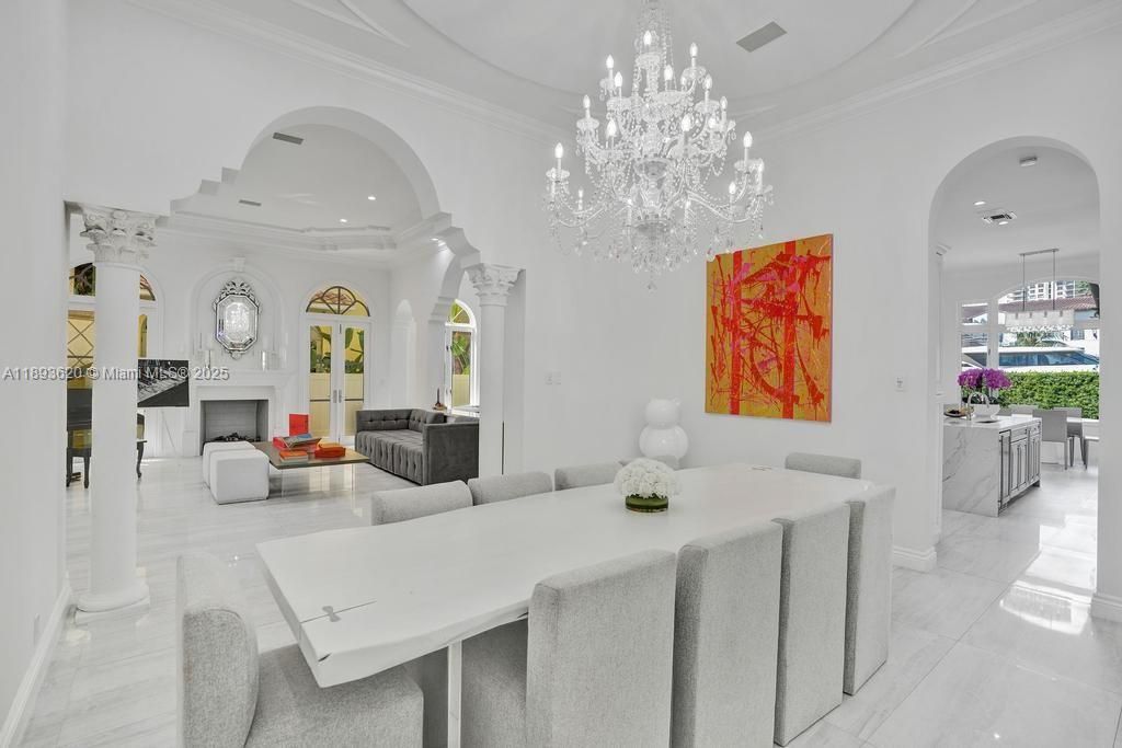 出租: $45,000 (5 贝兹, 6 浴室, 6624 平方英尺)