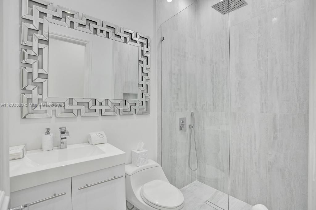 出租: $45,000 (5 贝兹, 6 浴室, 6624 平方英尺)