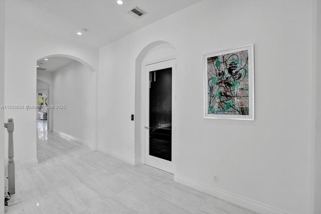 出租: $45,000 (5 贝兹, 6 浴室, 6624 平方英尺)