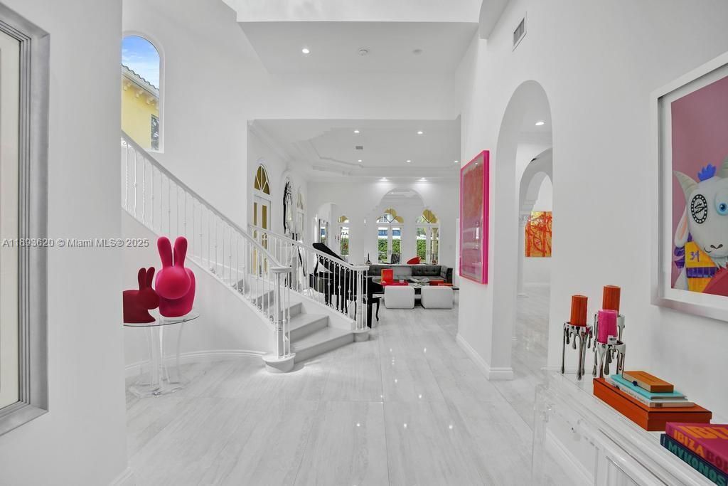 出租: $45,000 (5 贝兹, 6 浴室, 6624 平方英尺)