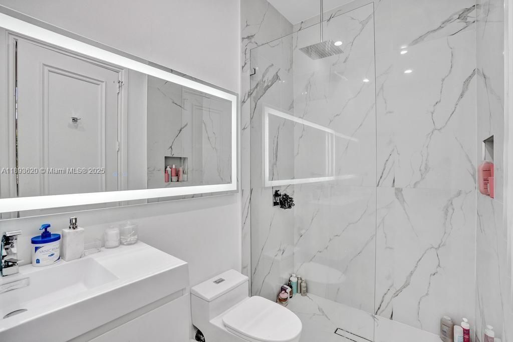 出租: $45,000 (5 贝兹, 6 浴室, 6624 平方英尺)