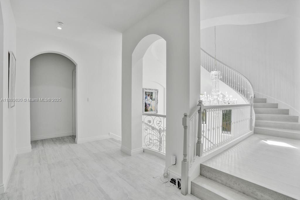 出租: $45,000 (5 贝兹, 6 浴室, 6624 平方英尺)