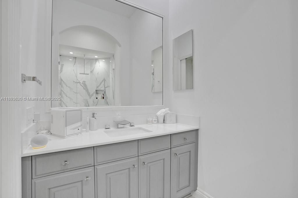 出租: $45,000 (5 贝兹, 6 浴室, 6624 平方英尺)