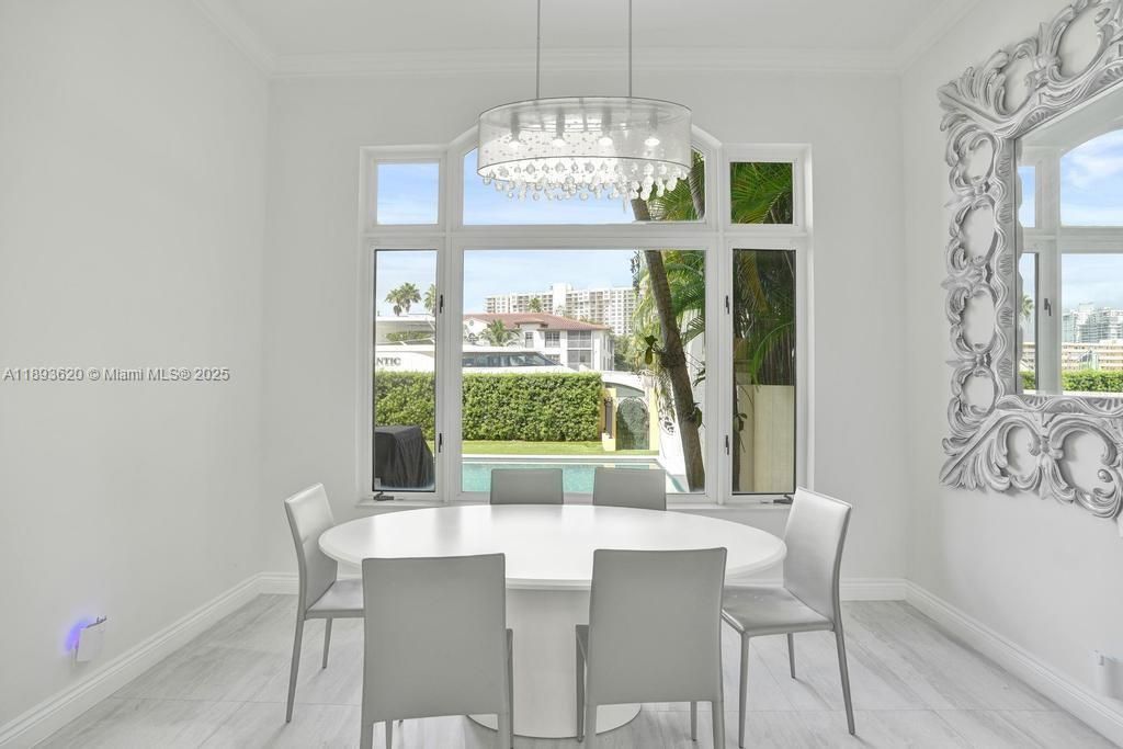 出租: $45,000 (5 贝兹, 6 浴室, 6624 平方英尺)