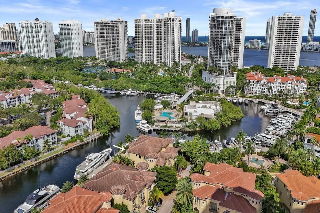 出租: $45,000 (5 贝兹, 6 浴室, 6624 平方英尺)