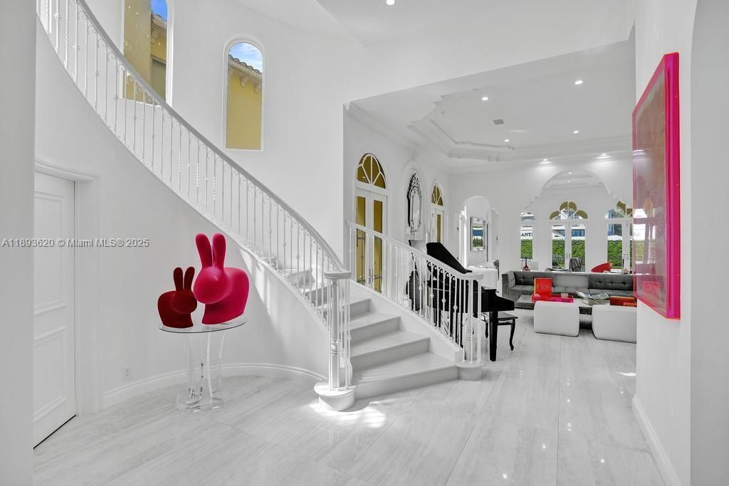 出租: $45,000 (5 贝兹, 6 浴室, 6624 平方英尺)