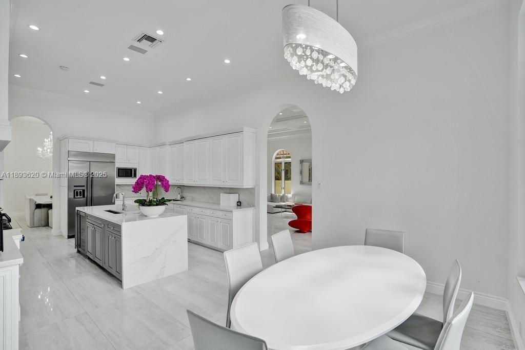 出租: $45,000 (5 贝兹, 6 浴室, 6624 平方英尺)