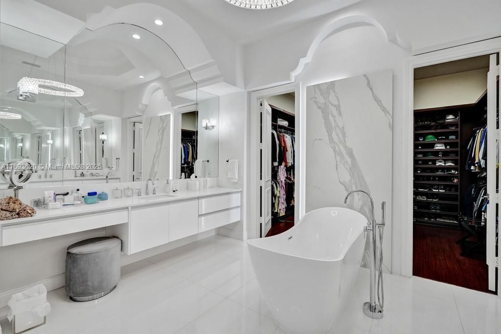 出租: $45,000 (5 贝兹, 6 浴室, 6624 平方英尺)