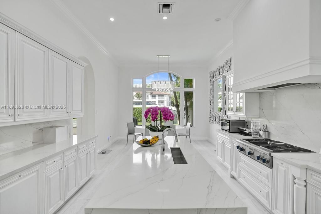 出租: $45,000 (5 贝兹, 6 浴室, 6624 平方英尺)