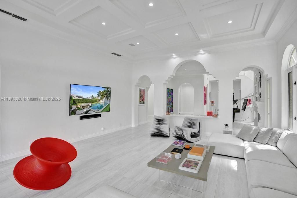 出租: $45,000 (5 贝兹, 6 浴室, 6624 平方英尺)