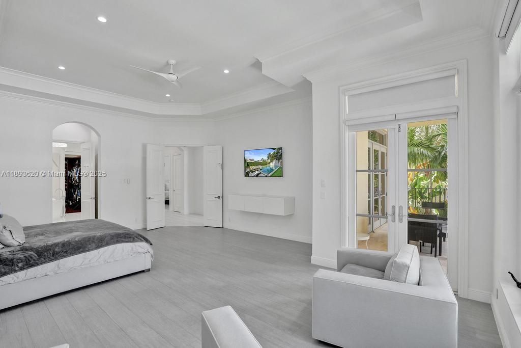 出租: $45,000 (5 贝兹, 6 浴室, 6624 平方英尺)