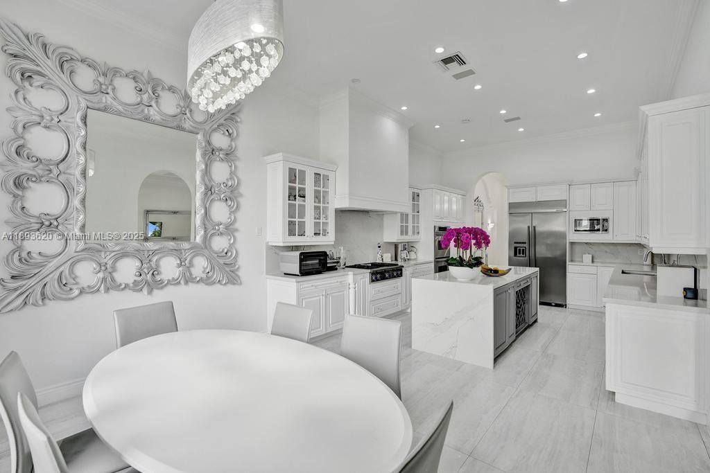 出租: $45,000 (5 贝兹, 6 浴室, 6624 平方英尺)