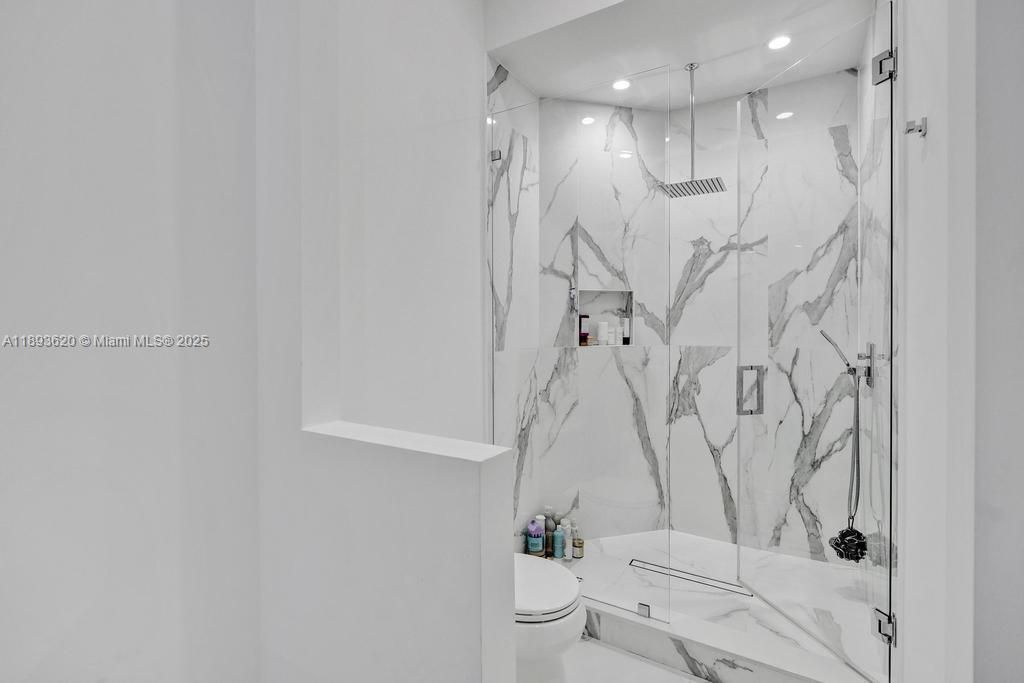 出租: $45,000 (5 贝兹, 6 浴室, 6624 平方英尺)