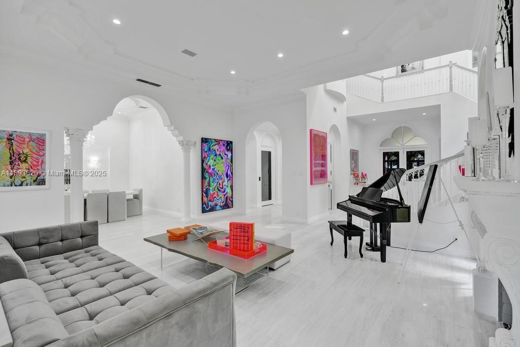 出租: $45,000 (5 贝兹, 6 浴室, 6624 平方英尺)