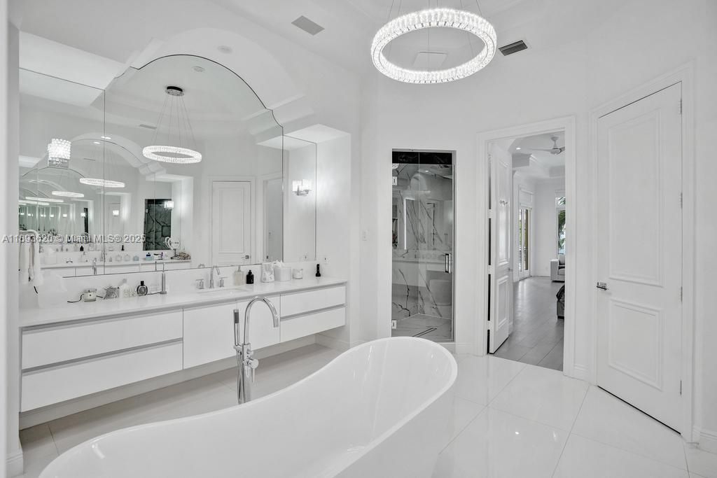 出租: $45,000 (5 贝兹, 6 浴室, 6624 平方英尺)