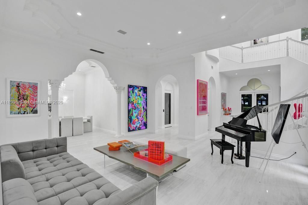 出租: $45,000 (5 贝兹, 6 浴室, 6624 平方英尺)