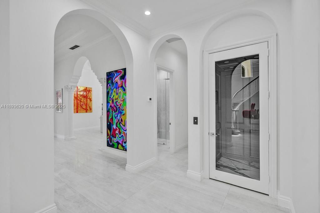 出租: $45,000 (5 贝兹, 6 浴室, 6624 平方英尺)