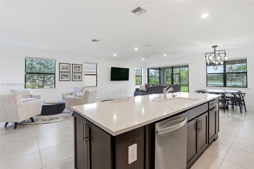 En Venta: $515,000 (3 camas, 3 baños, 4101 Pies cuadrados)