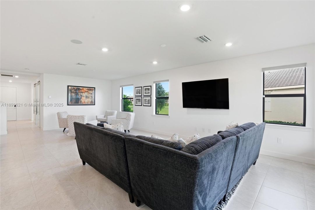 En Venta: $515,000 (3 camas, 3 baños, 4101 Pies cuadrados)