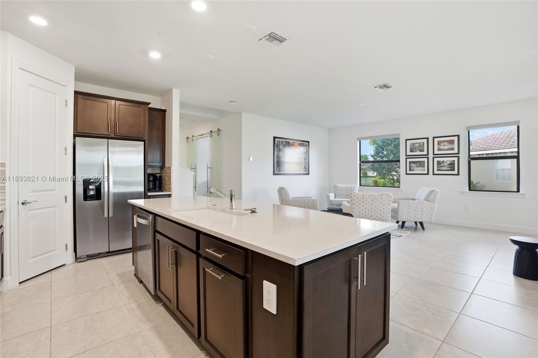 En Venta: $515,000 (3 camas, 3 baños, 4101 Pies cuadrados)