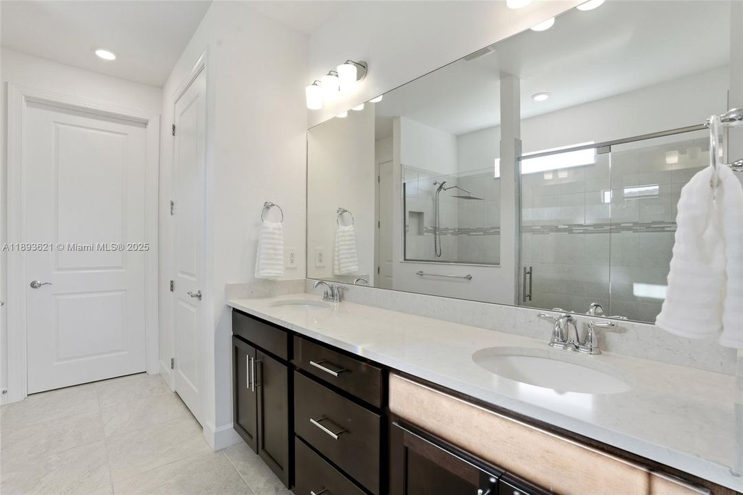 En Venta: $515,000 (3 camas, 3 baños, 4101 Pies cuadrados)