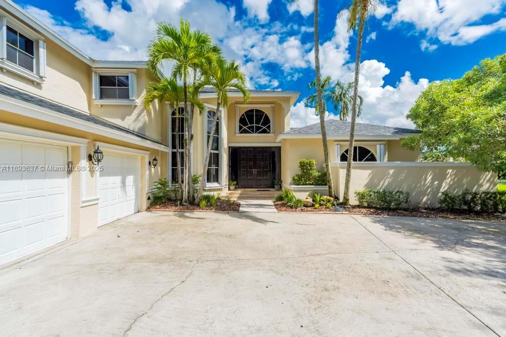 合同活跃: $1,550,000 (5 贝兹, 4 浴室, 4214 平方英尺)