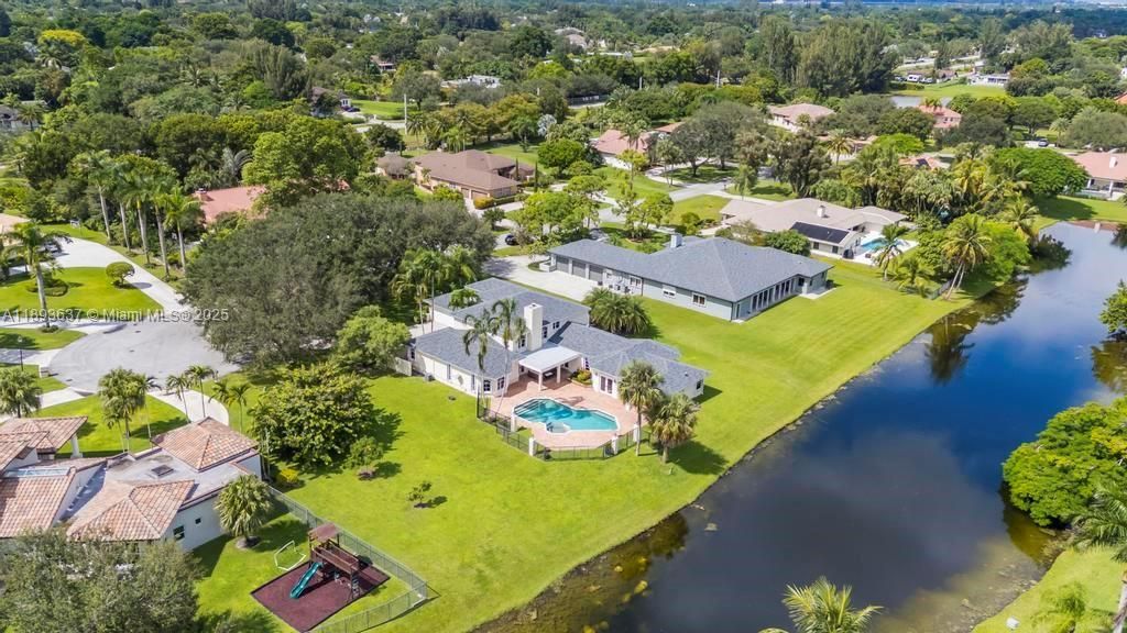 合同活跃: $1,550,000 (5 贝兹, 4 浴室, 4214 平方英尺)