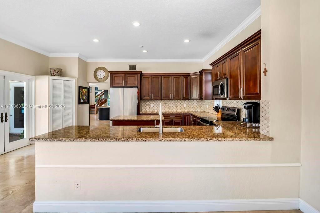 合同活跃: $1,550,000 (5 贝兹, 4 浴室, 4214 平方英尺)