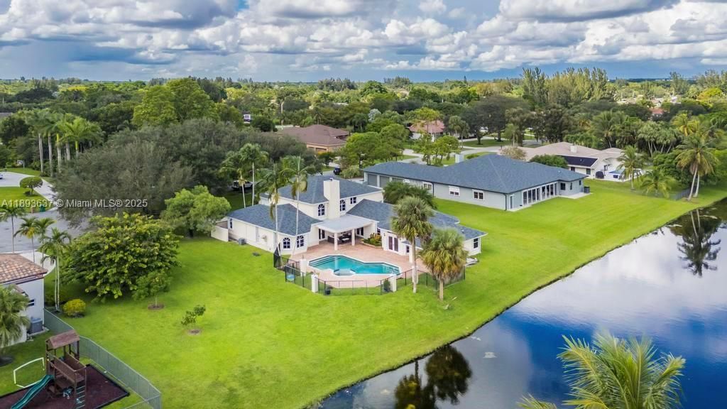 合同活跃: $1,550,000 (5 贝兹, 4 浴室, 4214 平方英尺)