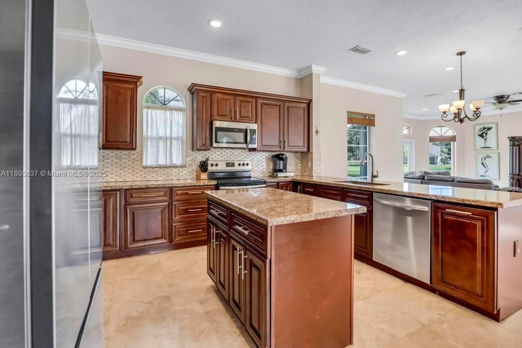 合同活跃: $1,550,000 (5 贝兹, 4 浴室, 4214 平方英尺)