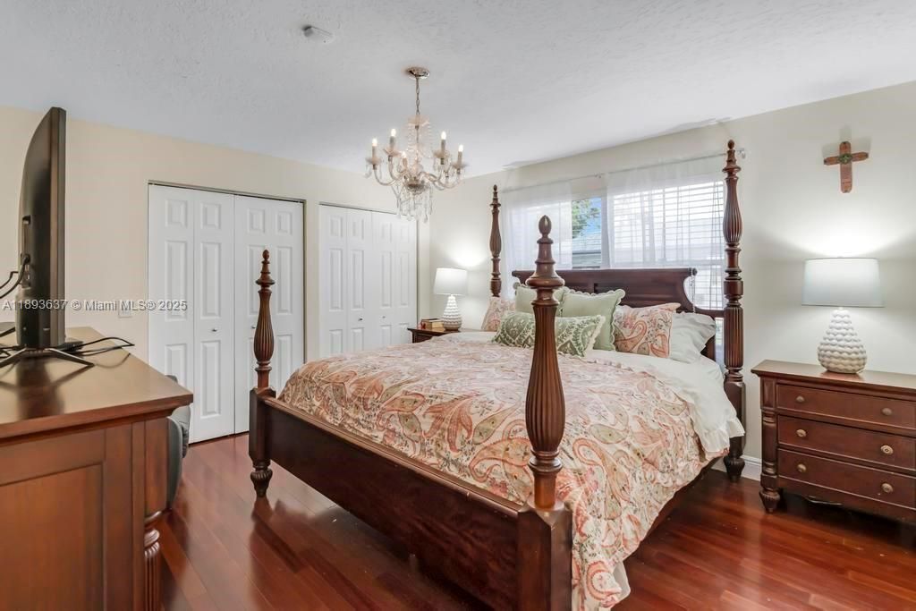 合同活跃: $1,550,000 (5 贝兹, 4 浴室, 4214 平方英尺)