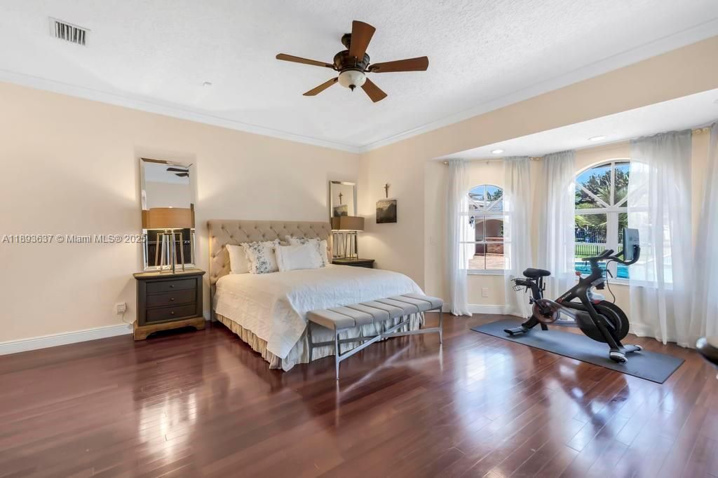 合同活跃: $1,550,000 (5 贝兹, 4 浴室, 4214 平方英尺)