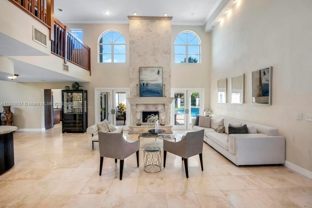 合同活跃: $1,550,000 (5 贝兹, 4 浴室, 4214 平方英尺)