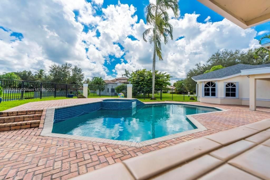 合同活跃: $1,550,000 (5 贝兹, 4 浴室, 4214 平方英尺)