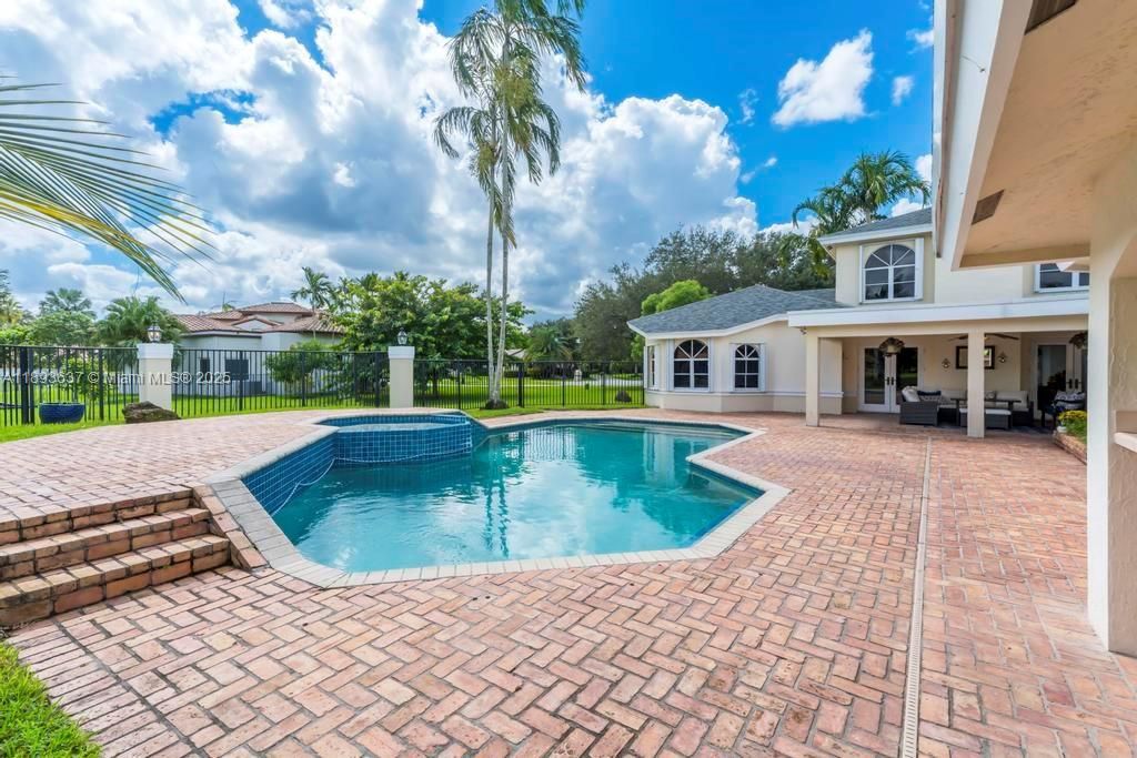 合同活跃: $1,550,000 (5 贝兹, 4 浴室, 4214 平方英尺)