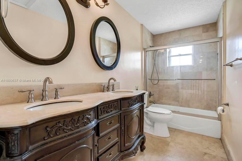 合同活跃: $1,550,000 (5 贝兹, 4 浴室, 4214 平方英尺)