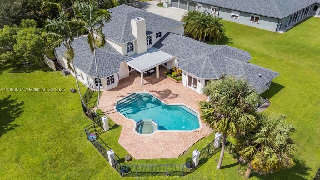 合同活跃: $1,550,000 (5 贝兹, 4 浴室, 4214 平方英尺)