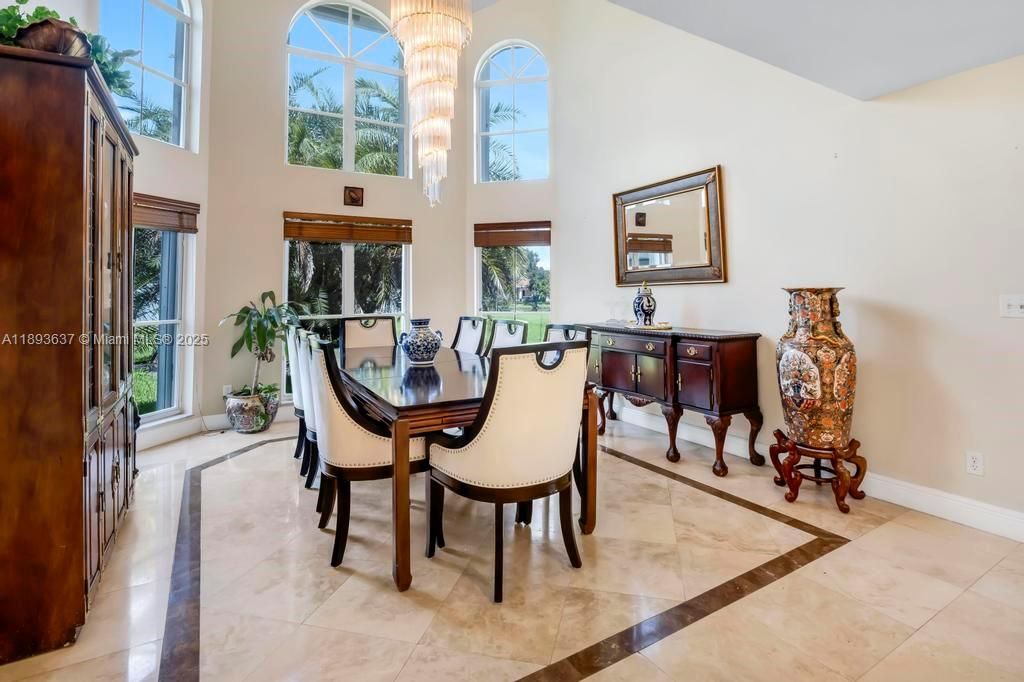 合同活跃: $1,550,000 (5 贝兹, 4 浴室, 4214 平方英尺)