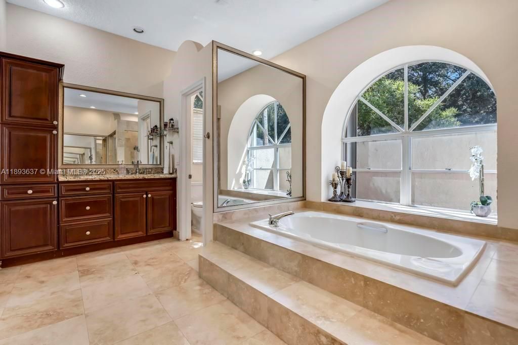 合同活跃: $1,550,000 (5 贝兹, 4 浴室, 4214 平方英尺)