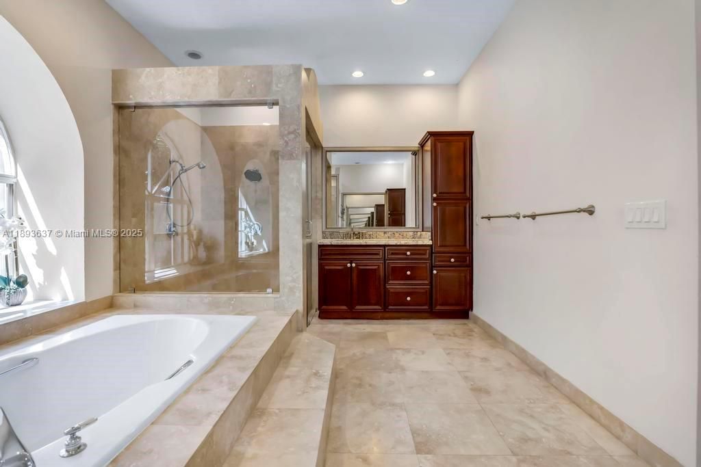 合同活跃: $1,550,000 (5 贝兹, 4 浴室, 4214 平方英尺)