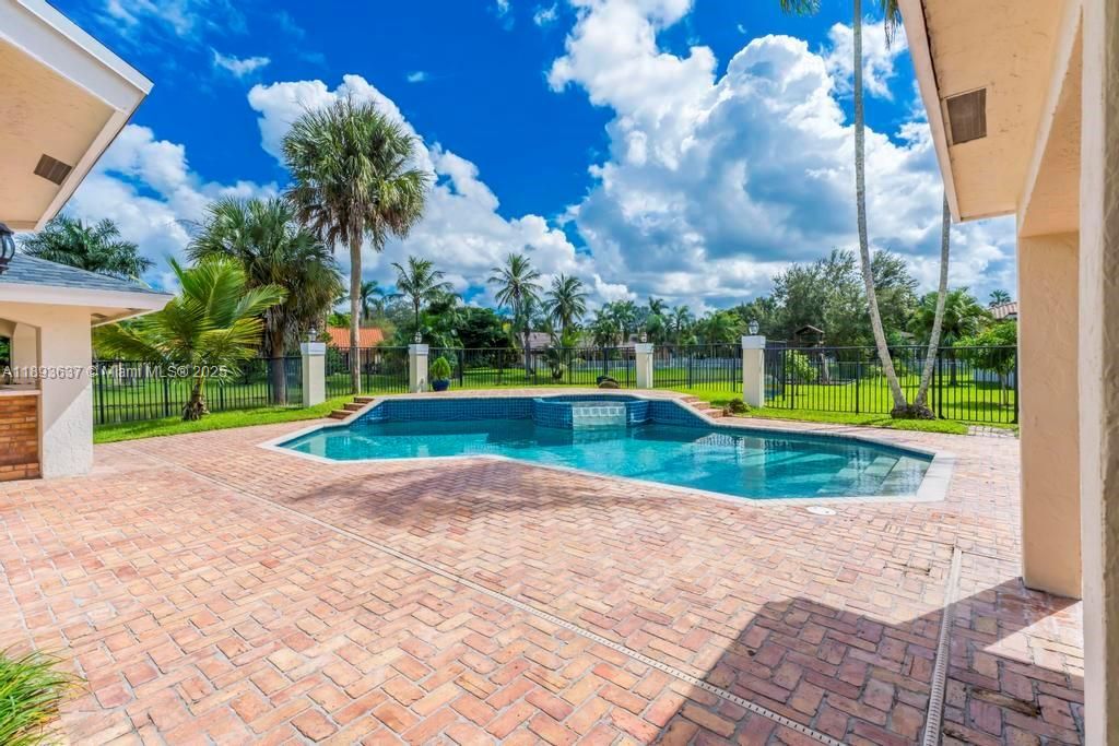 合同活跃: $1,550,000 (5 贝兹, 4 浴室, 4214 平方英尺)