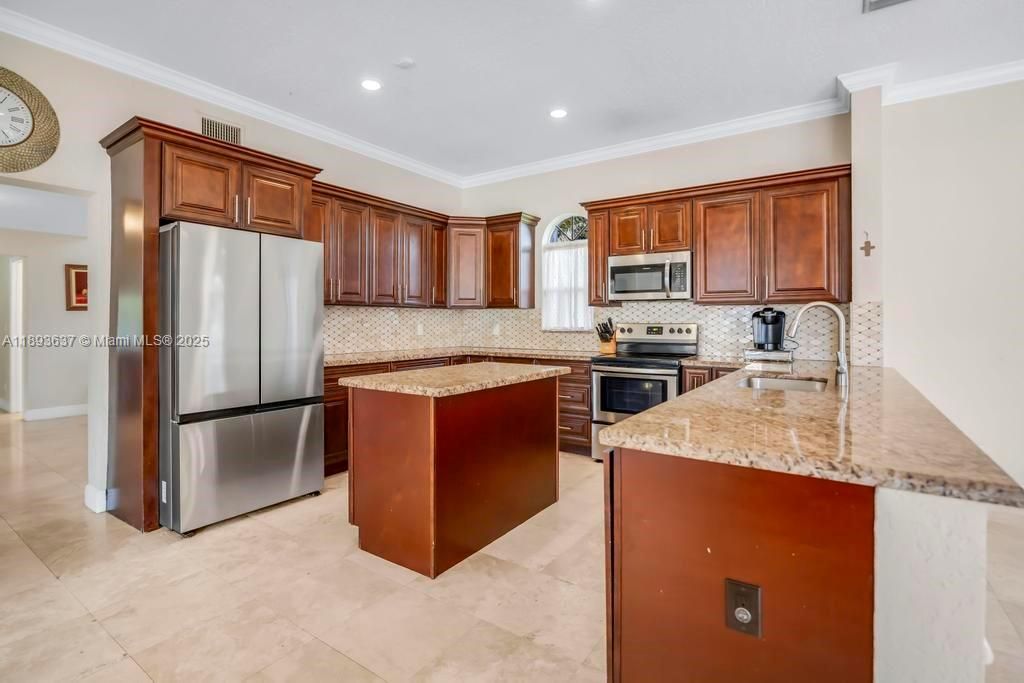 合同活跃: $1,550,000 (5 贝兹, 4 浴室, 4214 平方英尺)