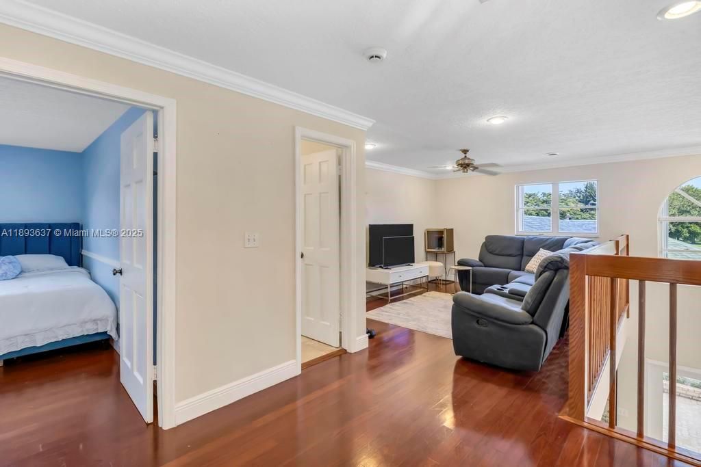 合同活跃: $1,550,000 (5 贝兹, 4 浴室, 4214 平方英尺)