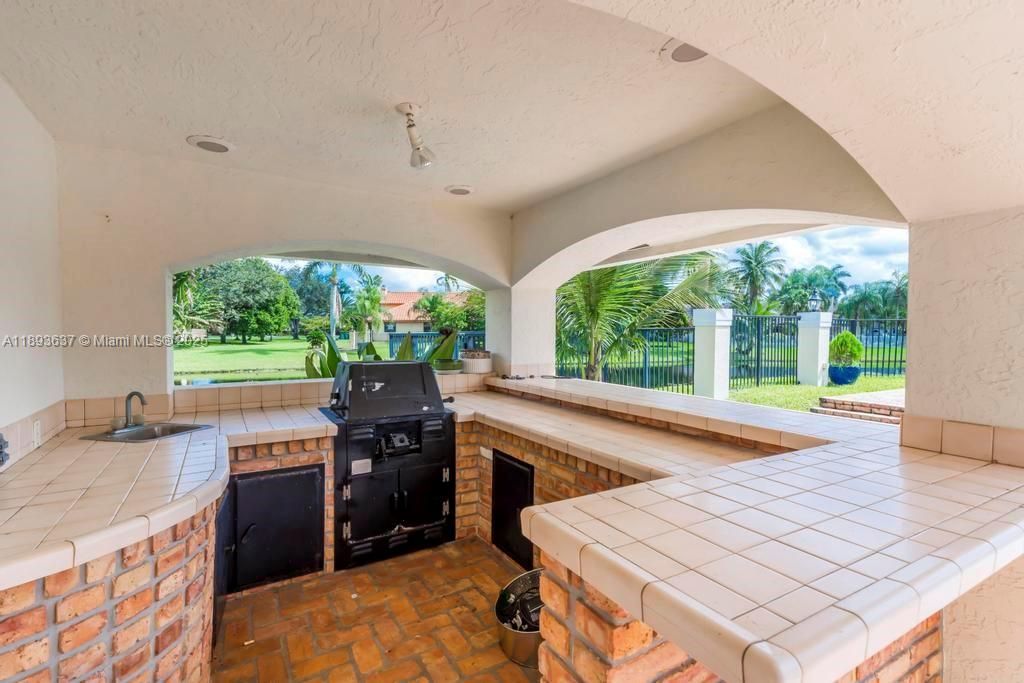 合同活跃: $1,550,000 (5 贝兹, 4 浴室, 4214 平方英尺)