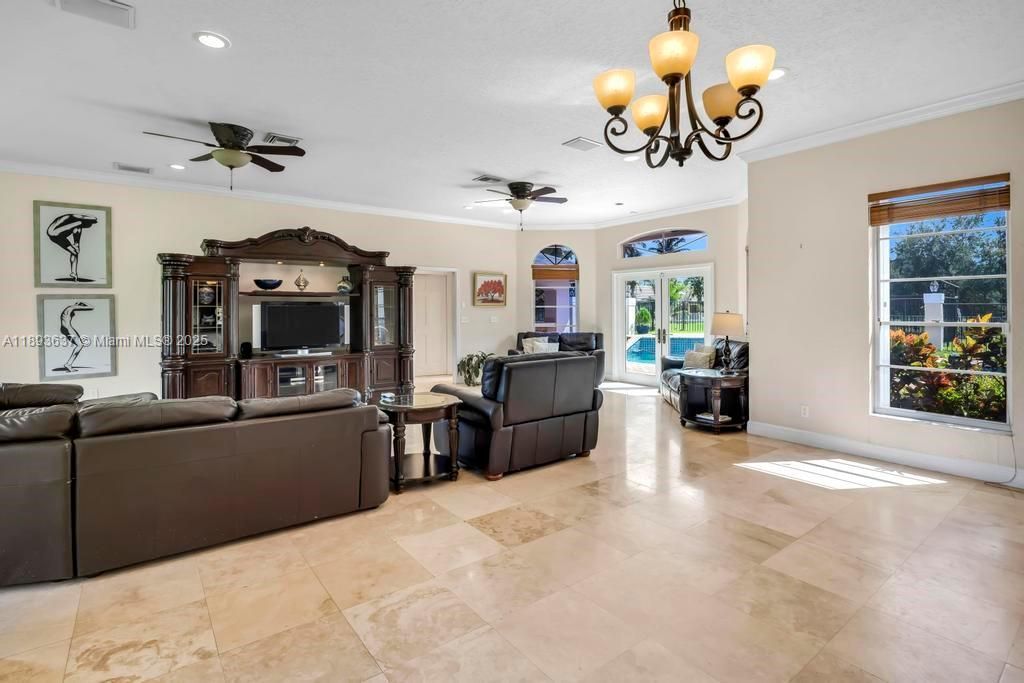 合同活跃: $1,550,000 (5 贝兹, 4 浴室, 4214 平方英尺)