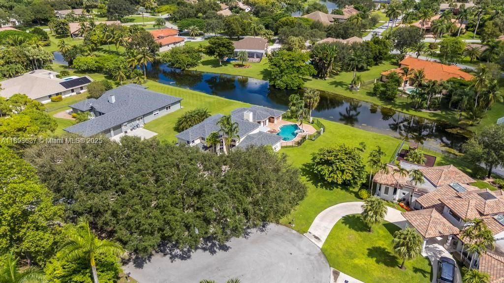 合同活跃: $1,550,000 (5 贝兹, 4 浴室, 4214 平方英尺)