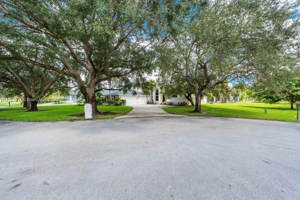 合同活跃: $1,550,000 (5 贝兹, 4 浴室, 4214 平方英尺)