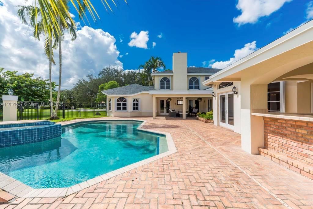 合同活跃: $1,550,000 (5 贝兹, 4 浴室, 4214 平方英尺)