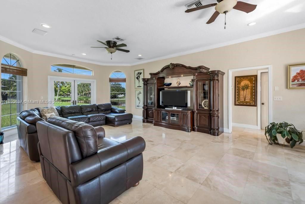 合同活跃: $1,550,000 (5 贝兹, 4 浴室, 4214 平方英尺)