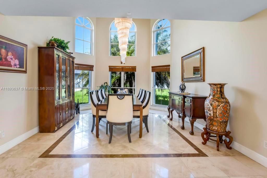 合同活跃: $1,550,000 (5 贝兹, 4 浴室, 4214 平方英尺)